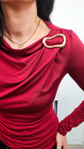 Camiseta Detalle Dorado Burdeos